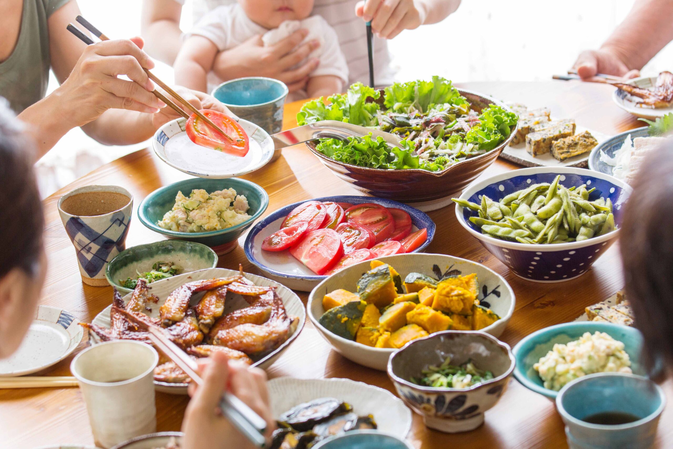 誰かと一緒に食事をする「共食」は、野菜の摂取量にも影響する!|野菜科学研究会