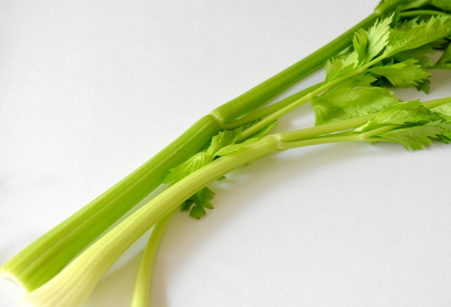 嫌いな野菜ランキング1位のセロリの香りは、料理を美味しくする